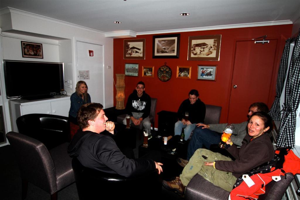 Black Bear Inn Thredbo Exterior photo